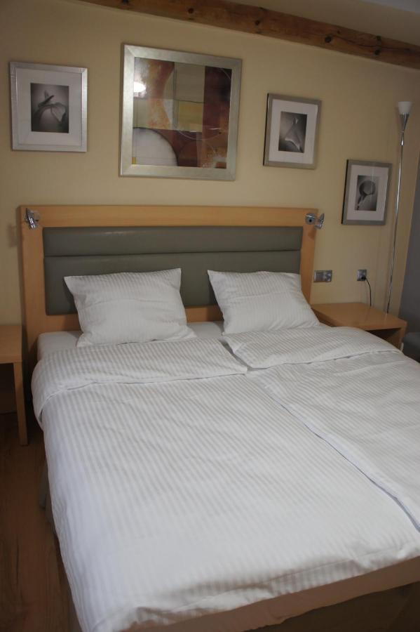 Bialy Slon Delux Hostel Gdynia Buitenkant foto