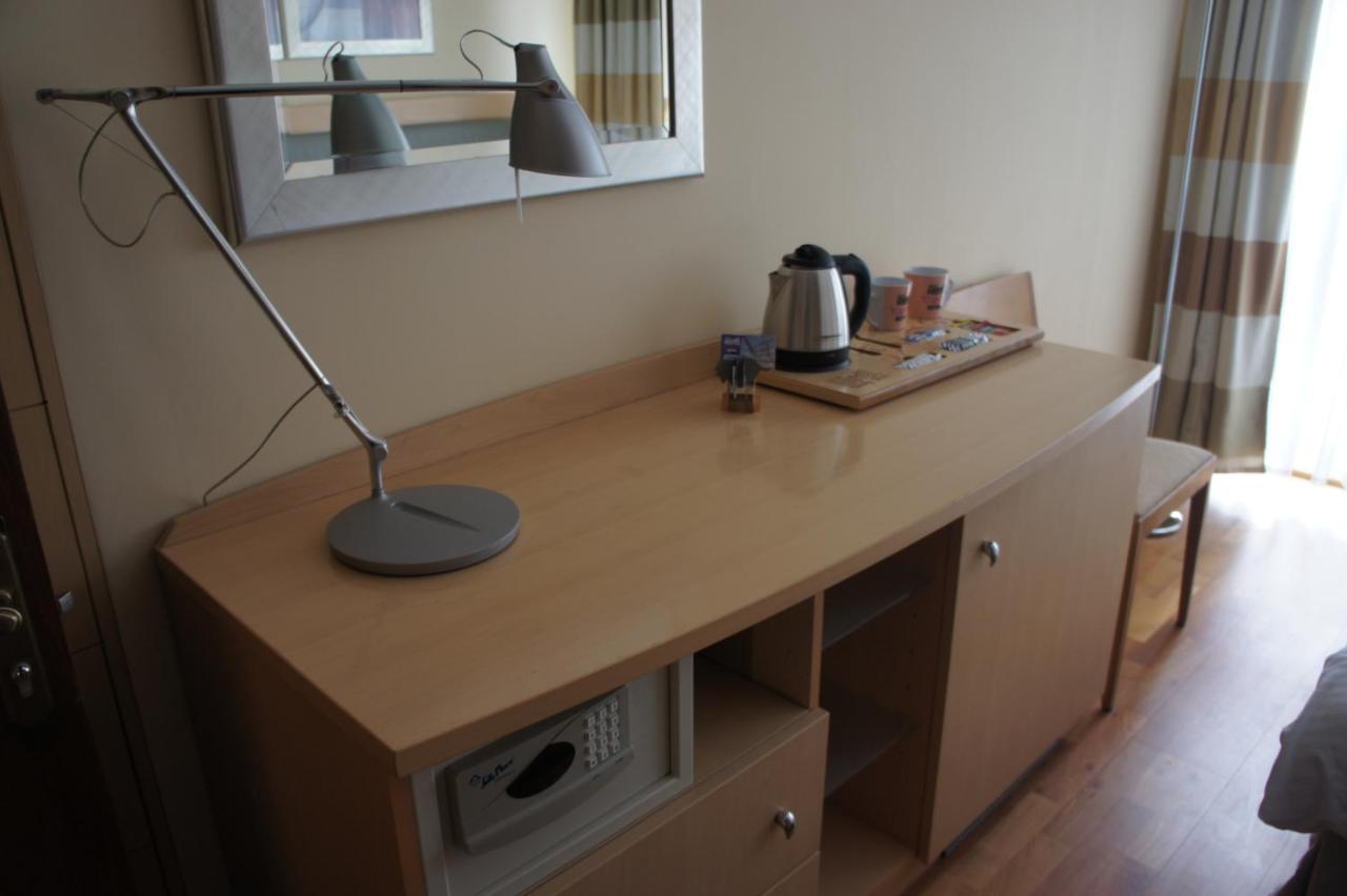 Bialy Slon Delux Hostel Gdynia Buitenkant foto