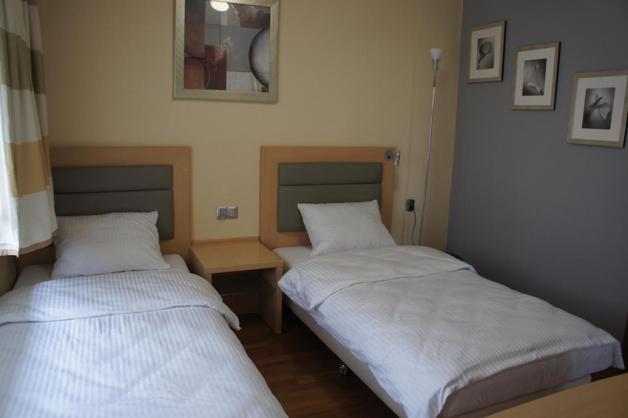 Bialy Slon Delux Hostel Gdynia Buitenkant foto