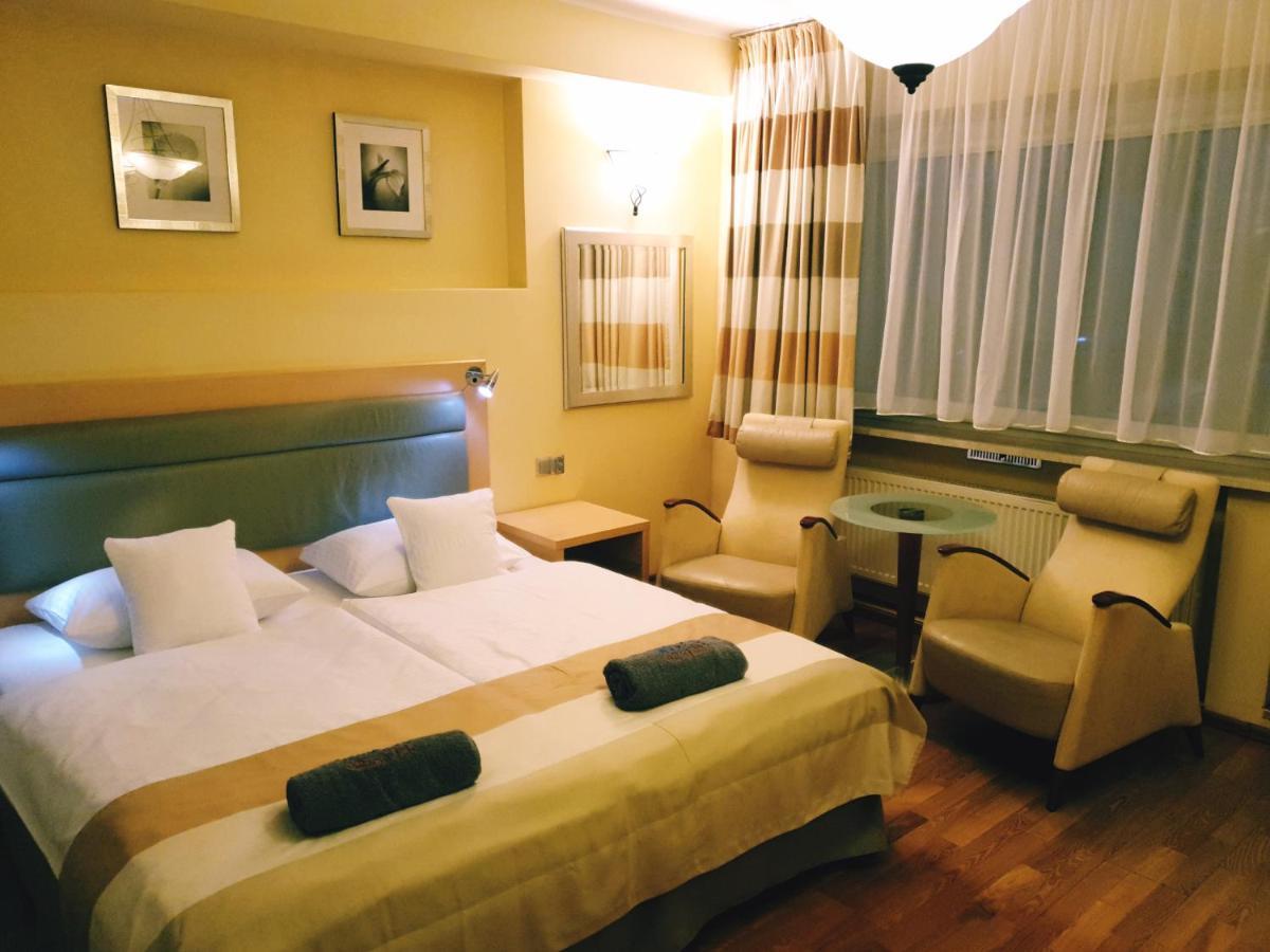 Bialy Slon Delux Hostel Gdynia Buitenkant foto
