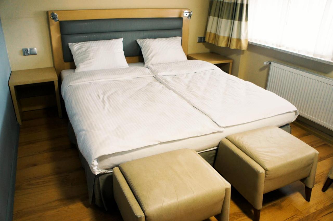 Bialy Slon Delux Hostel Gdynia Buitenkant foto